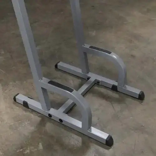 Stabile Fitness-Kraftstation mit robustem Metallgestell für Homegym & Studio Training