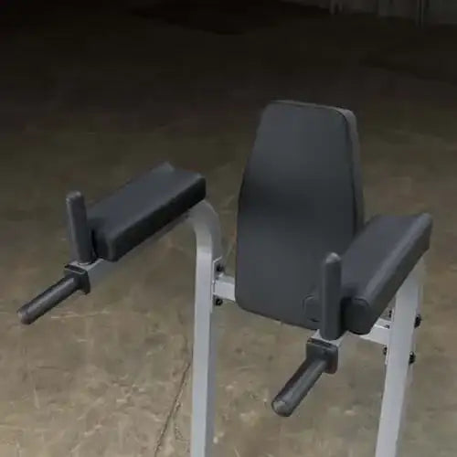 Hantelbank mit verstellbarer Rückenlehne und Armstützen für Krafttraining im Homegym