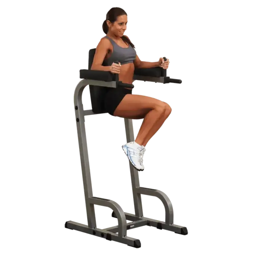 Frau trainiert an Kraftstation mit Dip-Griffen für Homegym & Studio – Fitness-Kraftgerät