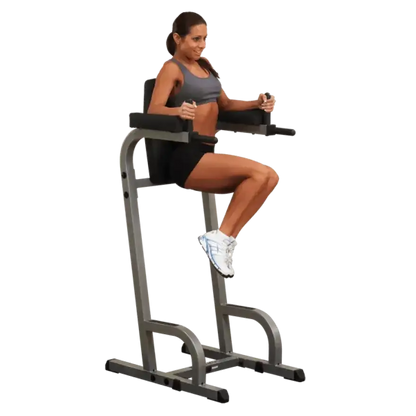 Frau trainiert an Kraftstation mit Dip-Griffen für Homegym & Studio – Fitness-Kraftgerät