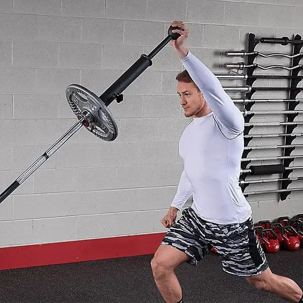 Mann trainiert mit Langhantel im Fitnessstudio – Krafttraining mit Hantelbank & Gewichten