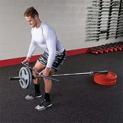 Mann beim Deadlift mit Langhantel im Fitnessstudio, Krafttraining mit Gewichten