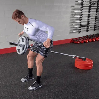 Mann trainiert mit Langhantel im Fitnessstudio – Kraftsport & Homegym Equipment