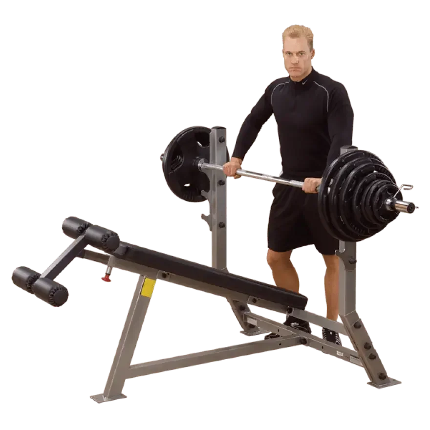 Mann trainiert mit Langhantel an Hantelbank – Krafttraining für Homegym & Studio