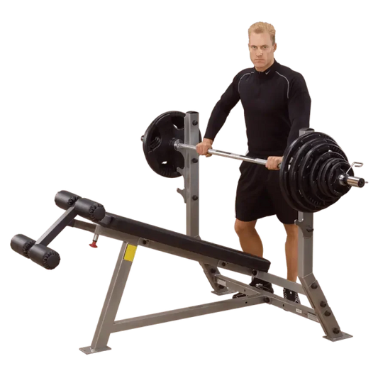 Mann trainiert mit Langhantel an Hantelbank – Krafttraining für Homegym & Studio
