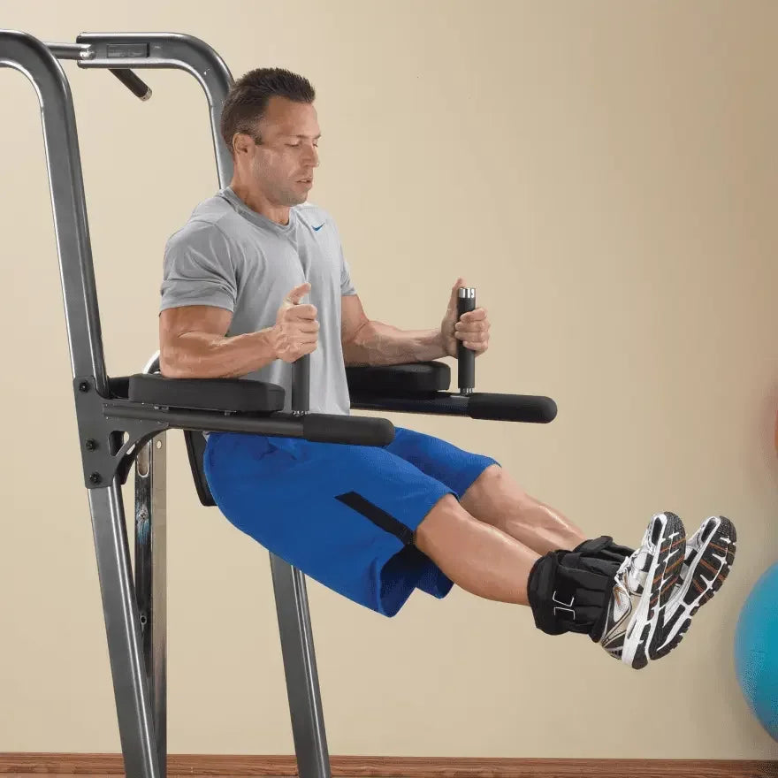 Mann trainiert Bauchmuskeln an Kraftstation mit Beinheber – ideal für Homegym & Fitnessstudio