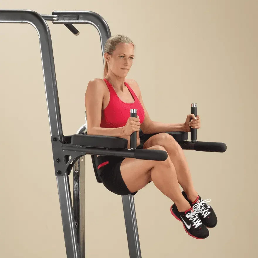 Frau trainiert an Kraftstation mit Armgriffen – Fitness-Kraftgerät für Homegym & Studio