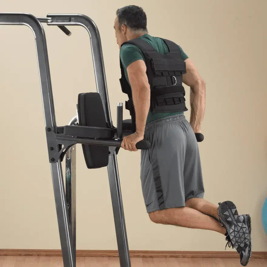 Mann trainiert mit Gewichtweste an Kraftstation für Homegym-Training