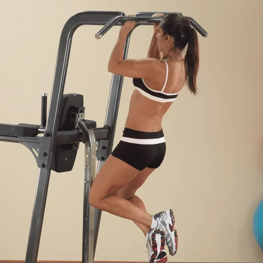 Frau trainiert an Kraftstation mit Klimmzugstange – Fitnessgerät für Homegym & Studio