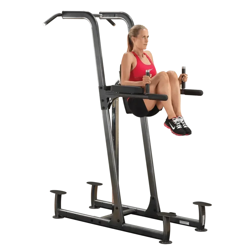 Frau trainiert an Kraftstation für Homegym – Fitness-Kraftgerät mit Sitzeinheit und Griffen