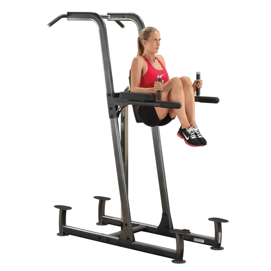Frau trainiert an Kraftstation für Homegym – Fitness-Kraftgerät mit Sitzeinheit und Griffen