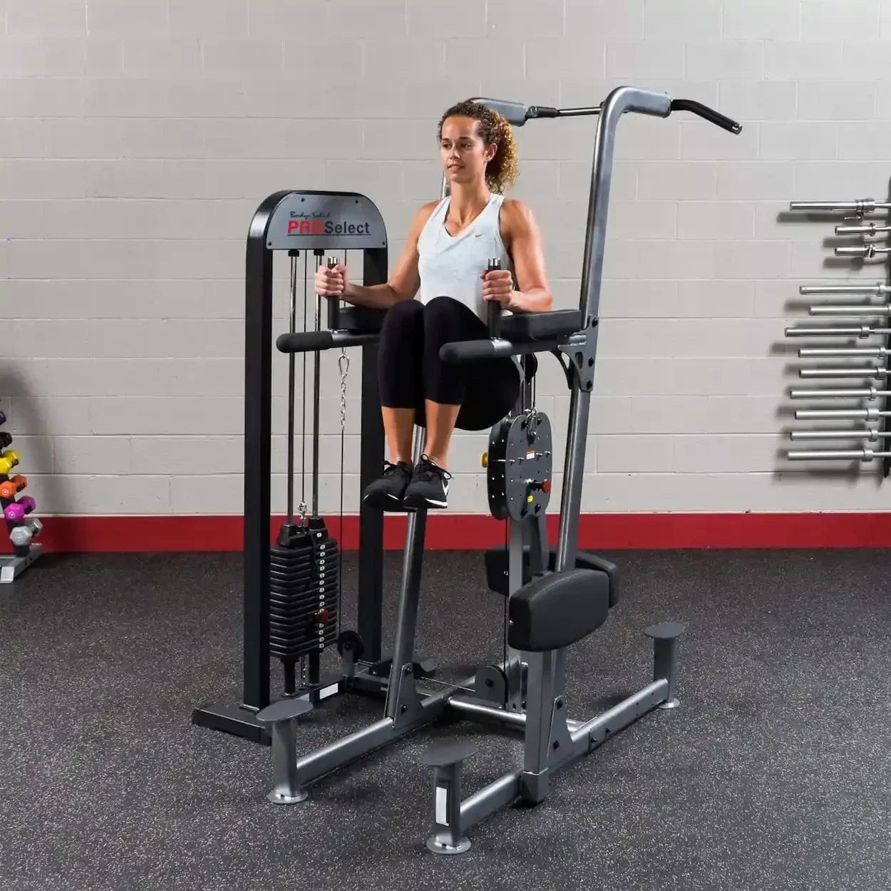 Frau trainiert an einer PROSelect Kraftstation im Fitnessstudio – ideales Equipment für Homegym & Studio