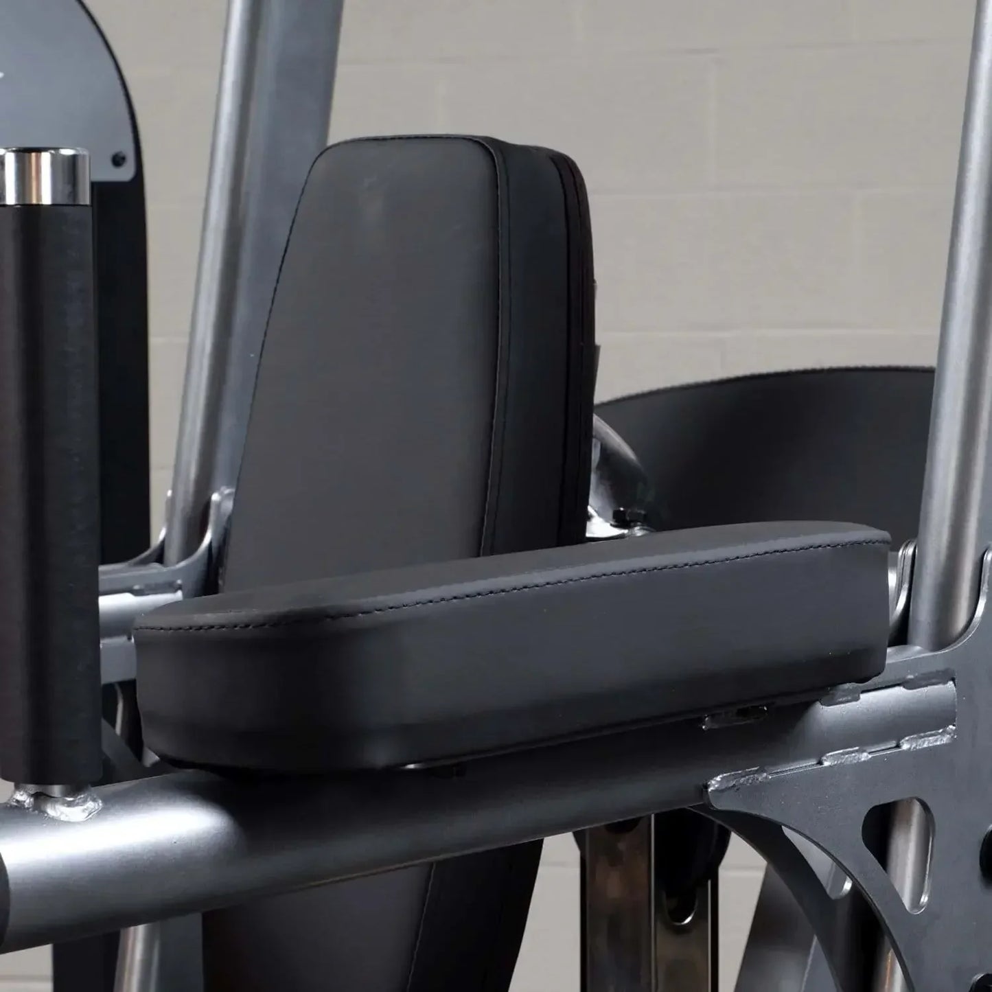 Schwarzer gepolsterter Sitz und Rückenlehne an Kraftstation für Homegym & Studio-Training