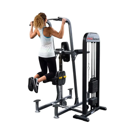 Frau trainiert an Kraftstation mit Kabelzug und Gewichtsscheiben für Homegym & Studio