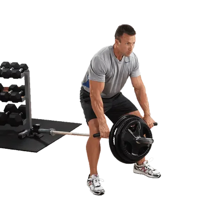 Mann trainiert mit Langhantel und Gewichten im Homegym, Kraftsport & Fitness Equipment