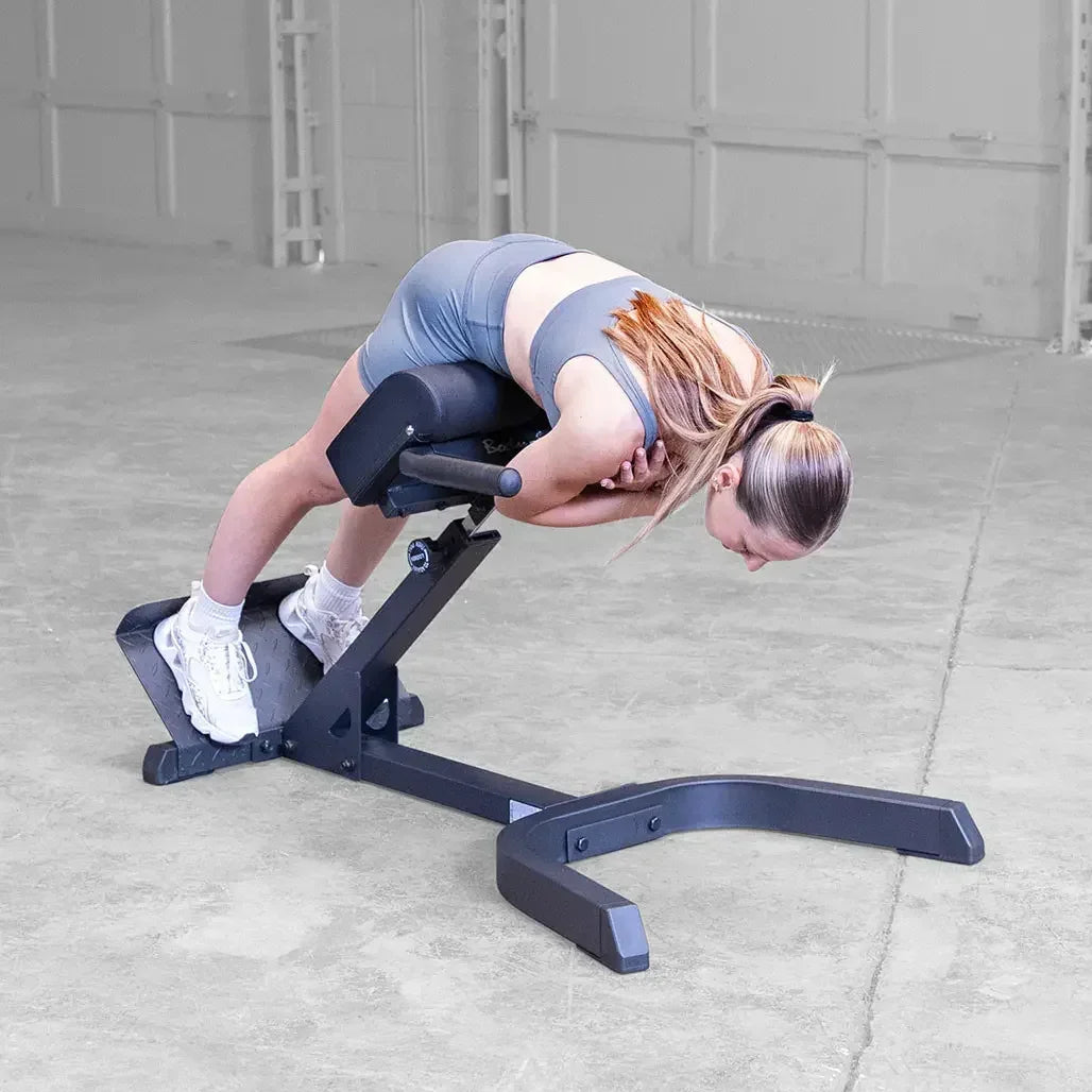 Frau trainiert Rücken mit Rückenstreckbank im Homegym – Fitness-Kraftgerät für Kraftsport & Training