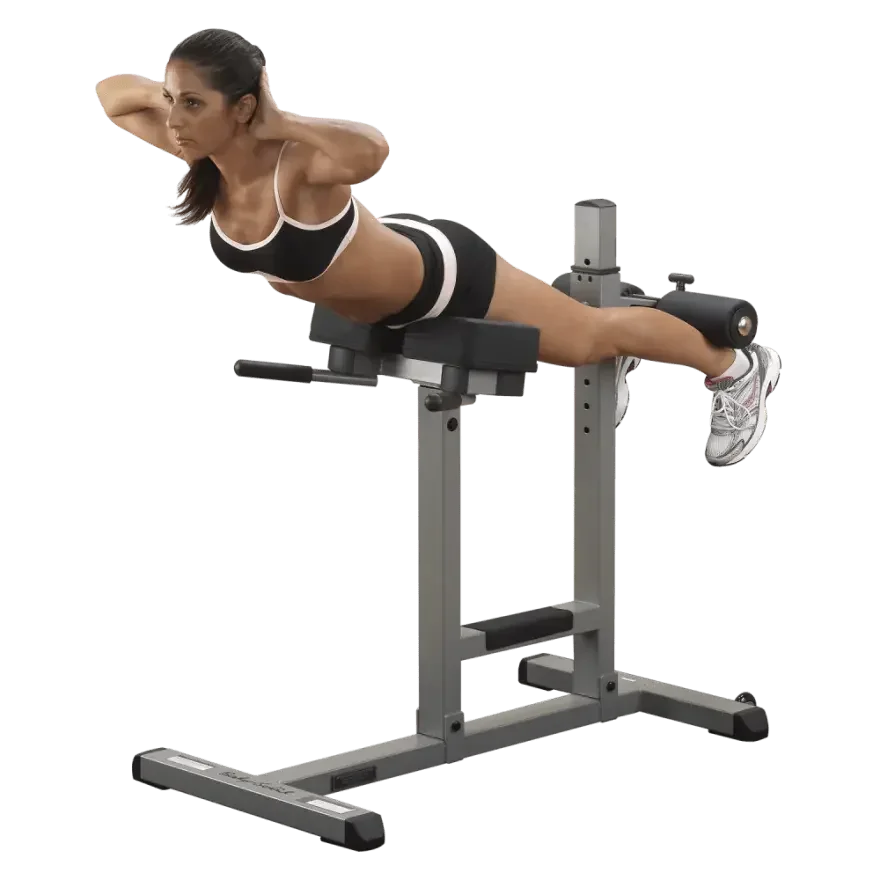 Frau trainiert Bauchmuskeln auf Hantelbank mit Beinhalterung – Fitness-Kraftgerät für Homegym