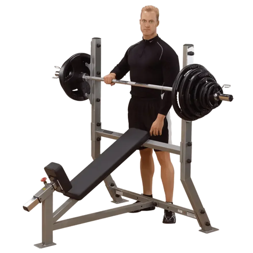 Mann mit Langhantel an Kraftstation, ideal für Homegym & Studio-Training mit Hantelbank und Gewichten