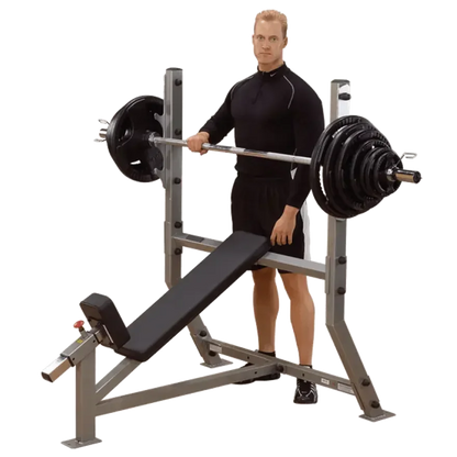 Mann mit Langhantel an Kraftstation, ideal für Homegym & Studio-Training mit Hantelbank und Gewichten
