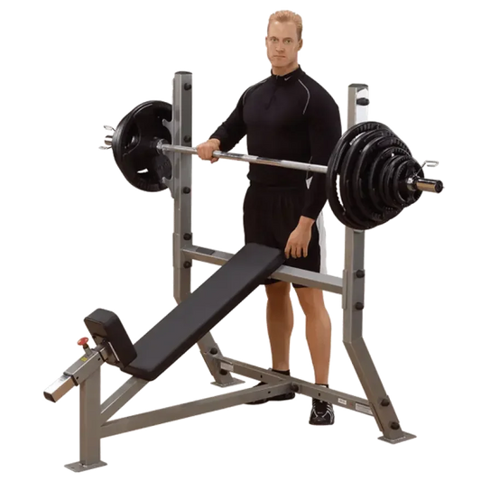 Mann mit Langhantel an Kraftstation, ideal für Homegym & Studio-Training mit Hantelbank und Gewichten