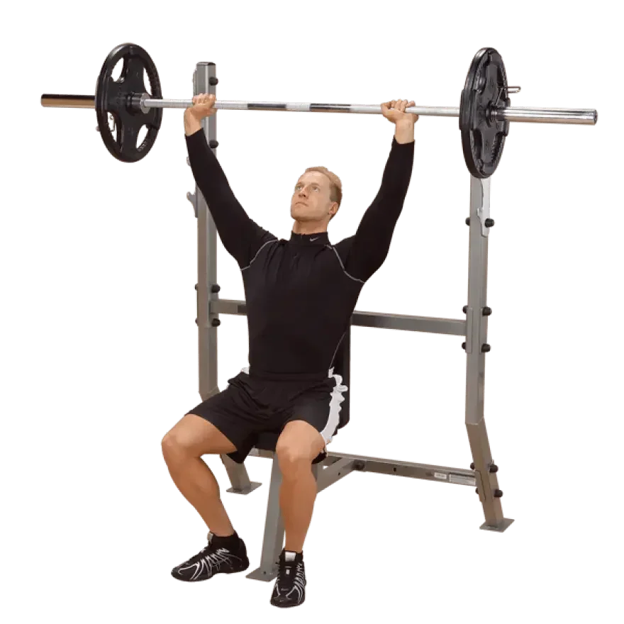 Mann trainiert mit Langhantel an Kraftstation, ideal für Homegym und Studio