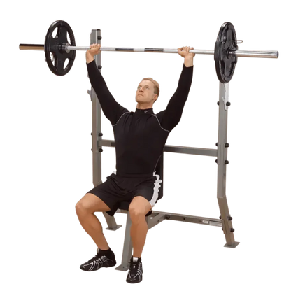 Mann trainiert mit Langhantel an Kraftstation, ideal für Homegym und Studio