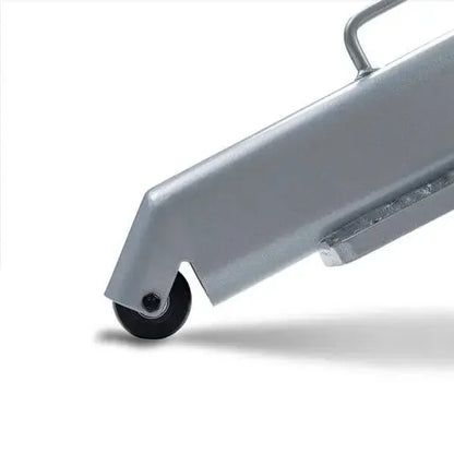 Robuster Transportroller für Fitnessgeräte mit schwarzem Gummirad und Metallrahmen