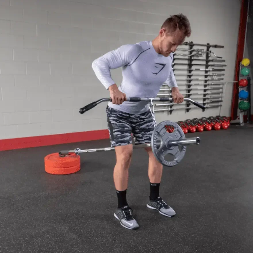 Mann trainiert mit Langhantel und Kurzhantelgriff im Fitnessstudio – Krafttraining mit Hantelbank & Equipment