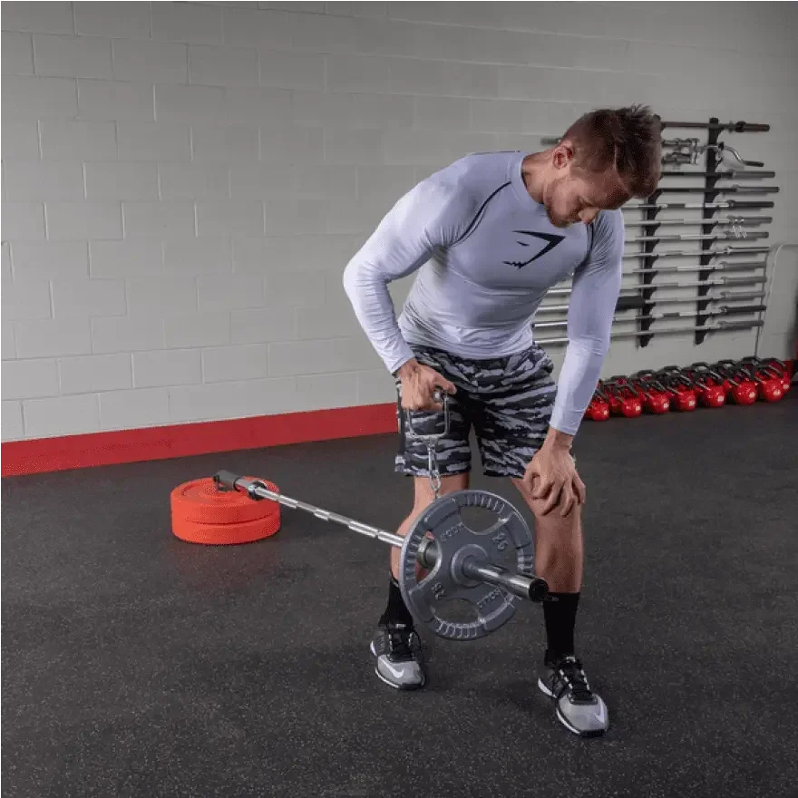 Mann trainiert mit Langhantel und Gewichten im Fitnessstudio, ideal für Kraftsport & Homegym