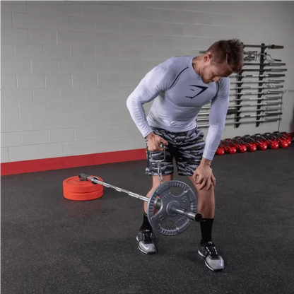 Mann trainiert mit Langhantel und Gewichten im Fitnessstudio, ideal für Kraftsport & Homegym