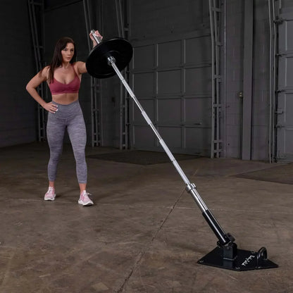 Frau trainiert mit Langhantel an Kraftstation im Fitnessstudio, ideal für Homegym & Studio