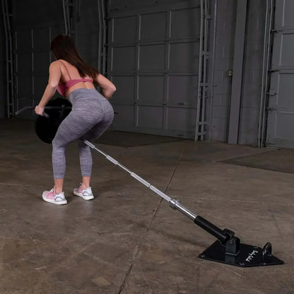 Frau trainiert mit Langhantel an Kraftstation im Homegym – Fitness & Kraftsport Equipment