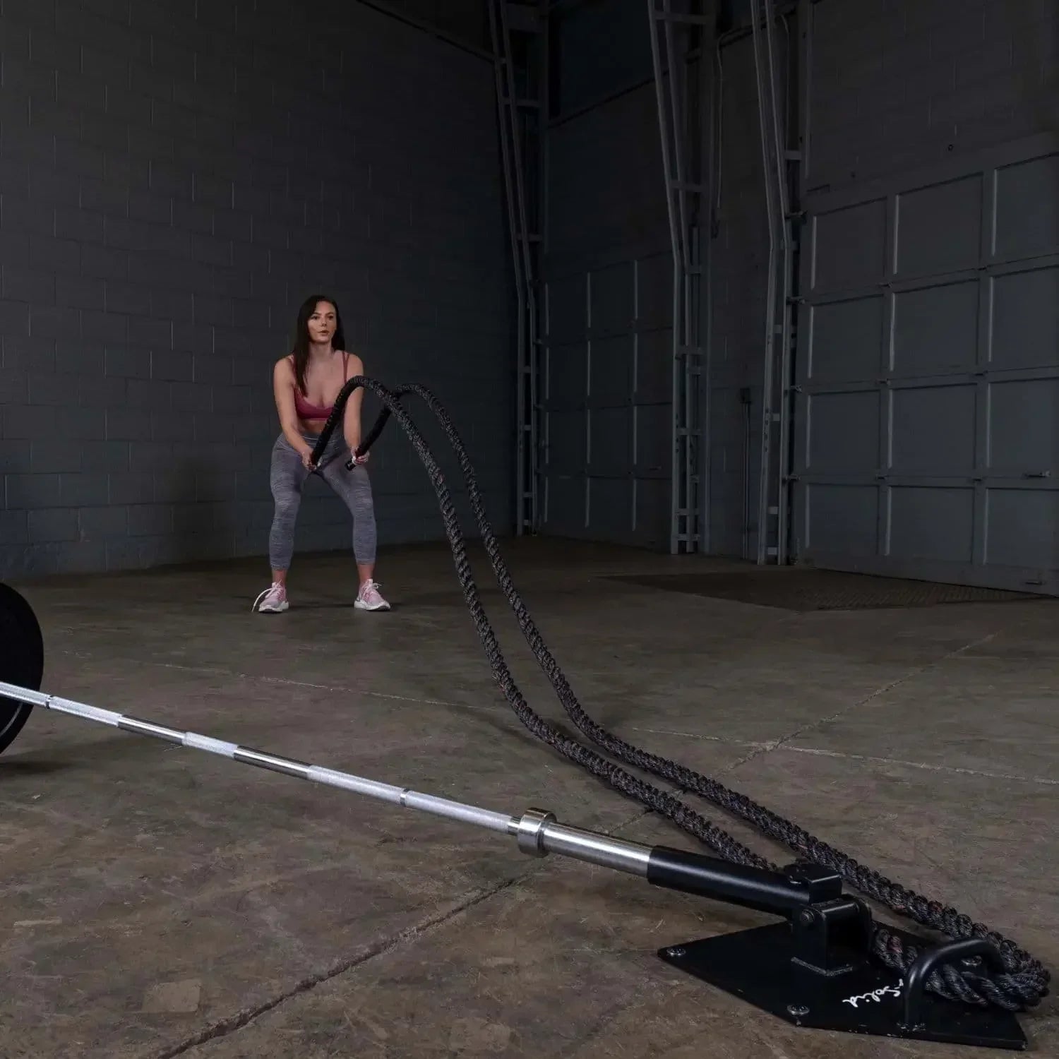 Frau trainiert mit Battle Ropes in der Fitnesshalle – Kraftsport & Functional Training Equipment
