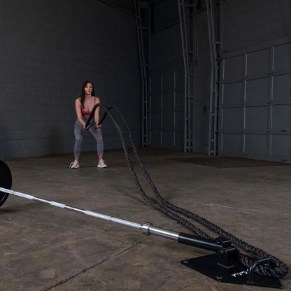 Frau trainiert mit Battle Ropes in der Fitnesshalle – Kraftsport & Functional Training Equipment