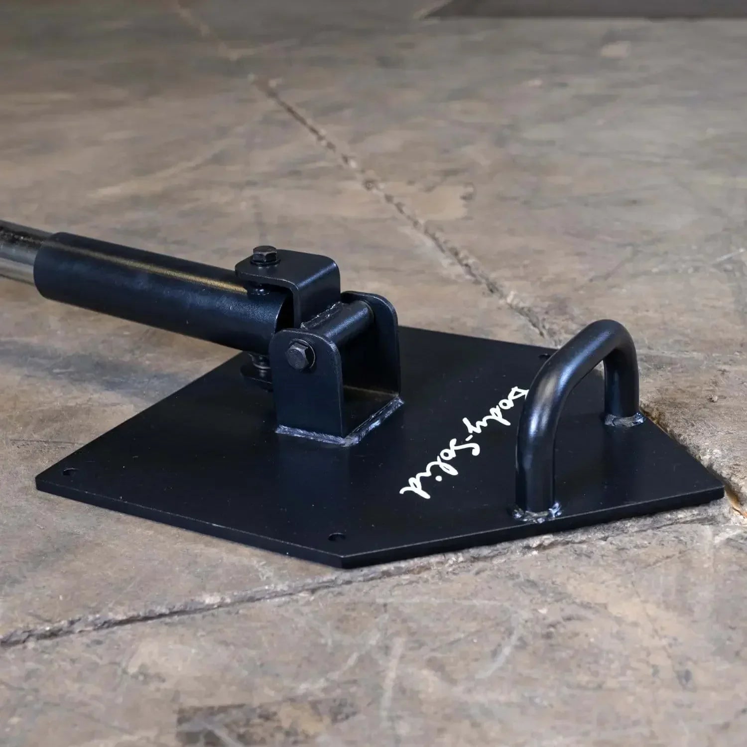Schwarze Bodenplatte mit Griff und Hantelstange für Krafttraining im Homegym