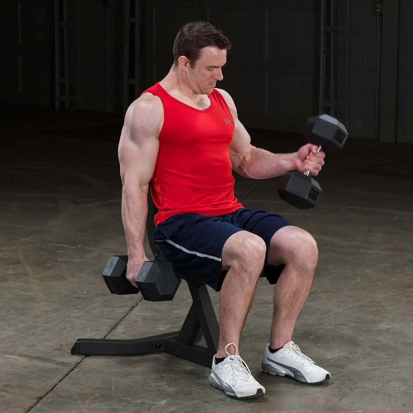Muskulöser Mann trainiert mit Hanteln auf Hantelbank – Kraftsport & Fitness Equipment