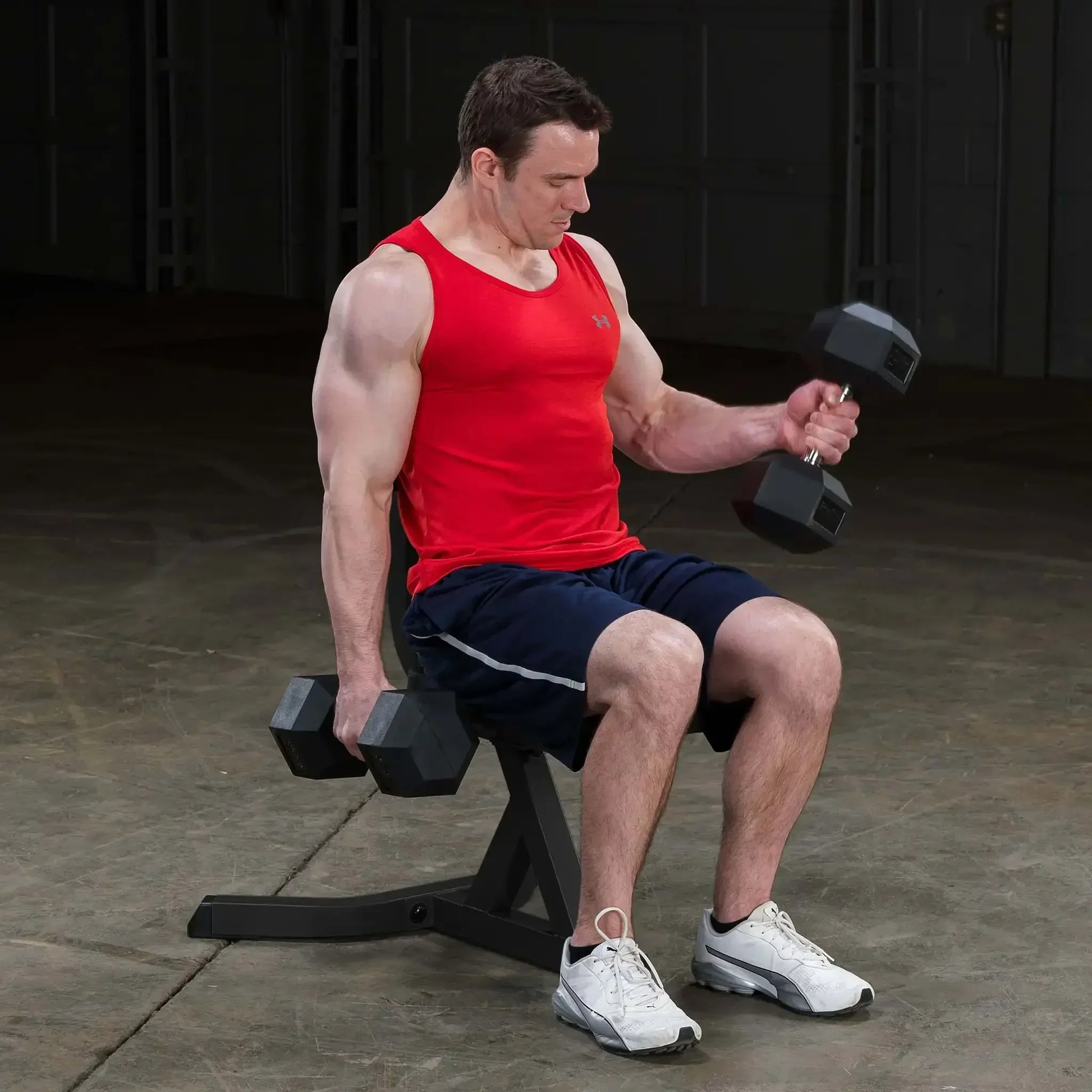 Muskulöser Mann trainiert mit Hanteln auf Hantelbank – Kraftsport & Fitness Equipment