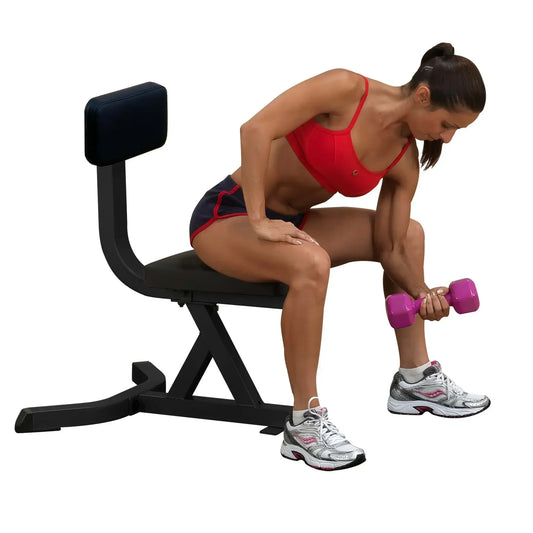 Frau trainiert mit Hantelbank und pinker Hantel – Fitness-Kraftgeräte für Homegym & Studio