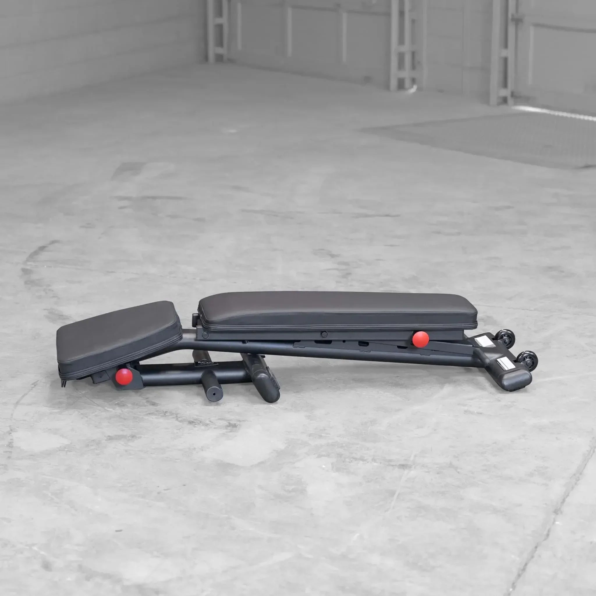 Schwarze Hantelbank mit roten Verstellknöpfen für Homegym & Studio, ideal für Krafttraining und Fitness
