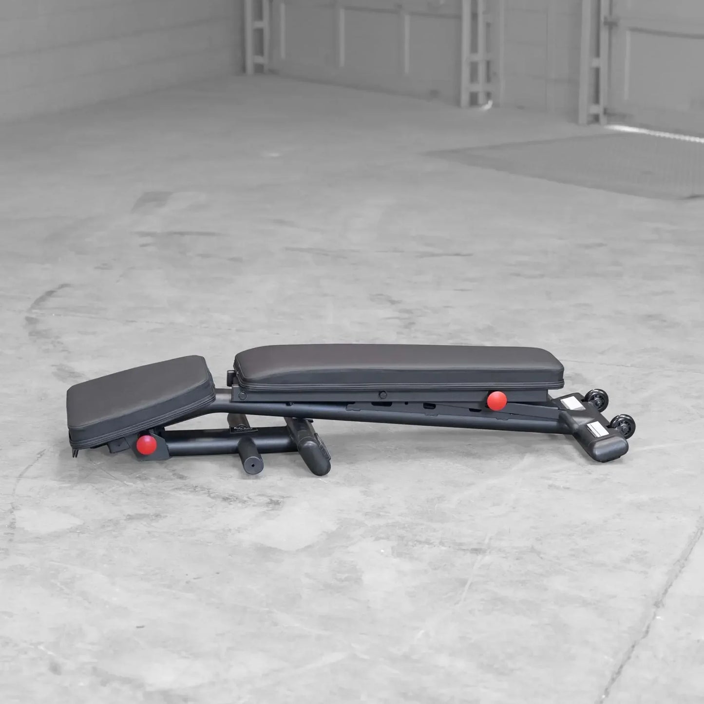 Schwarze Hantelbank mit roten Verstellknöpfen für Homegym & Studio, ideal für Krafttraining und Fitness
