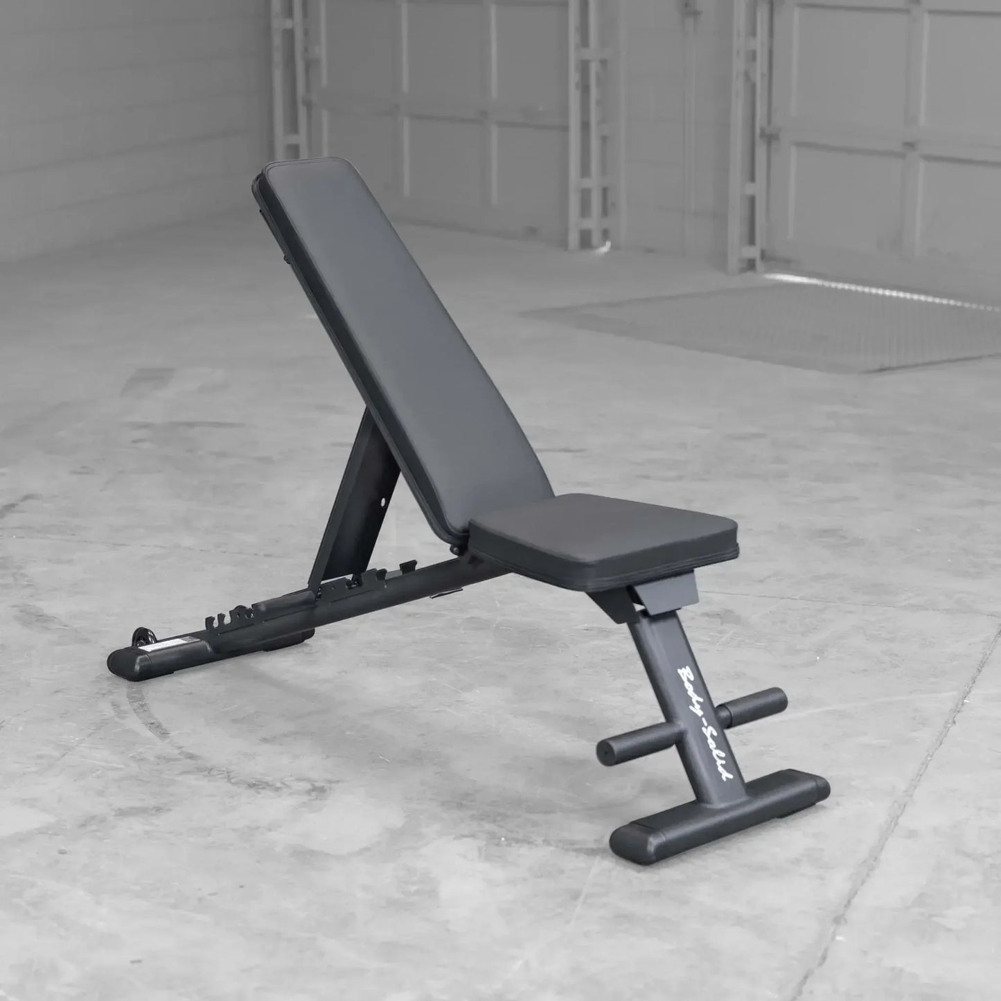 Schwarze Hantelbank für Homegym und Studio, ideal für Krafttraining und Fitnessübungen