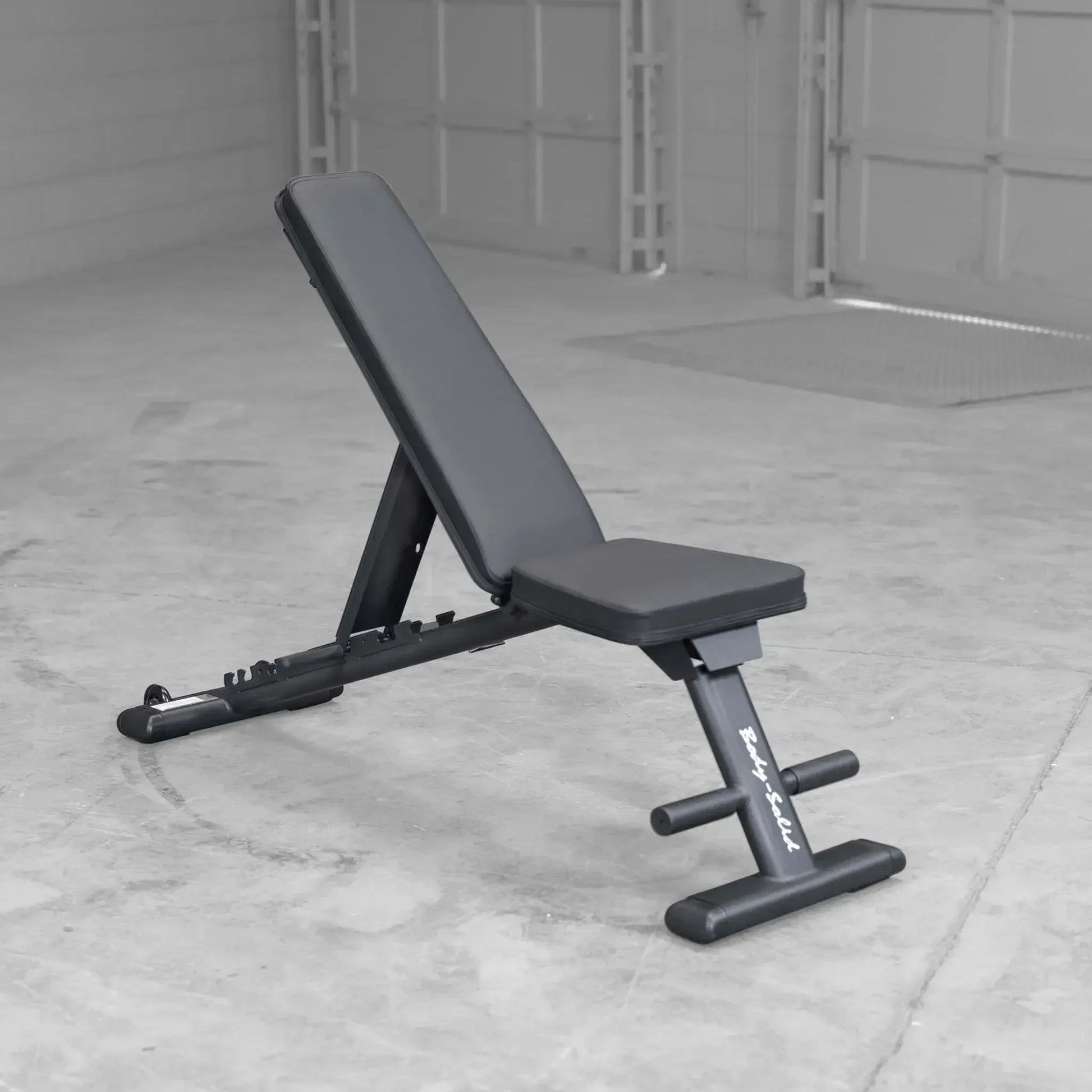 Schwarze Hantelbank für Homegym und Studio, ideal für Krafttraining und Fitnessübungen