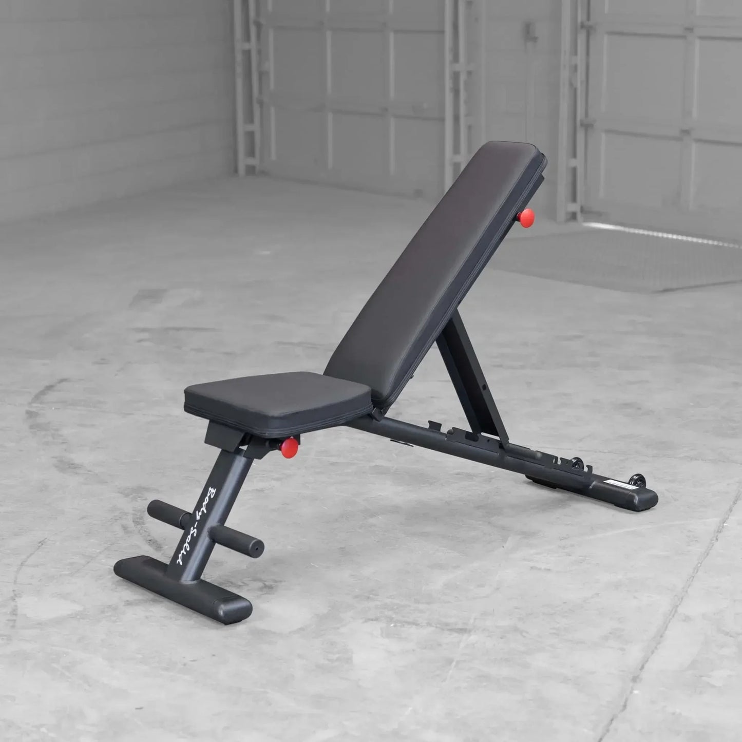 Schwarze Hantelbank mit roten Verstellknöpfen für Homegym & Studio-Training