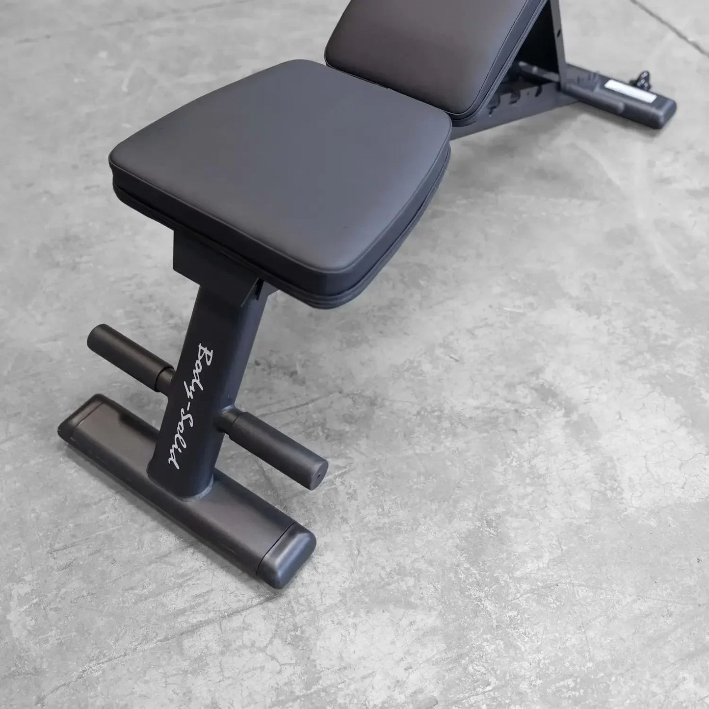 Schwarze Hantelbank mit verstellbarer Rückenlehne für Homegym & Studio Training
