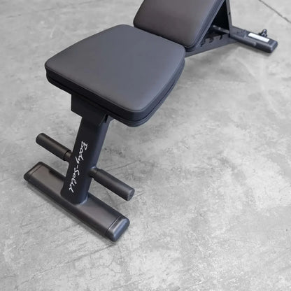 Schwarze Hantelbank mit verstellbarer Rückenlehne für Homegym & Studio Training