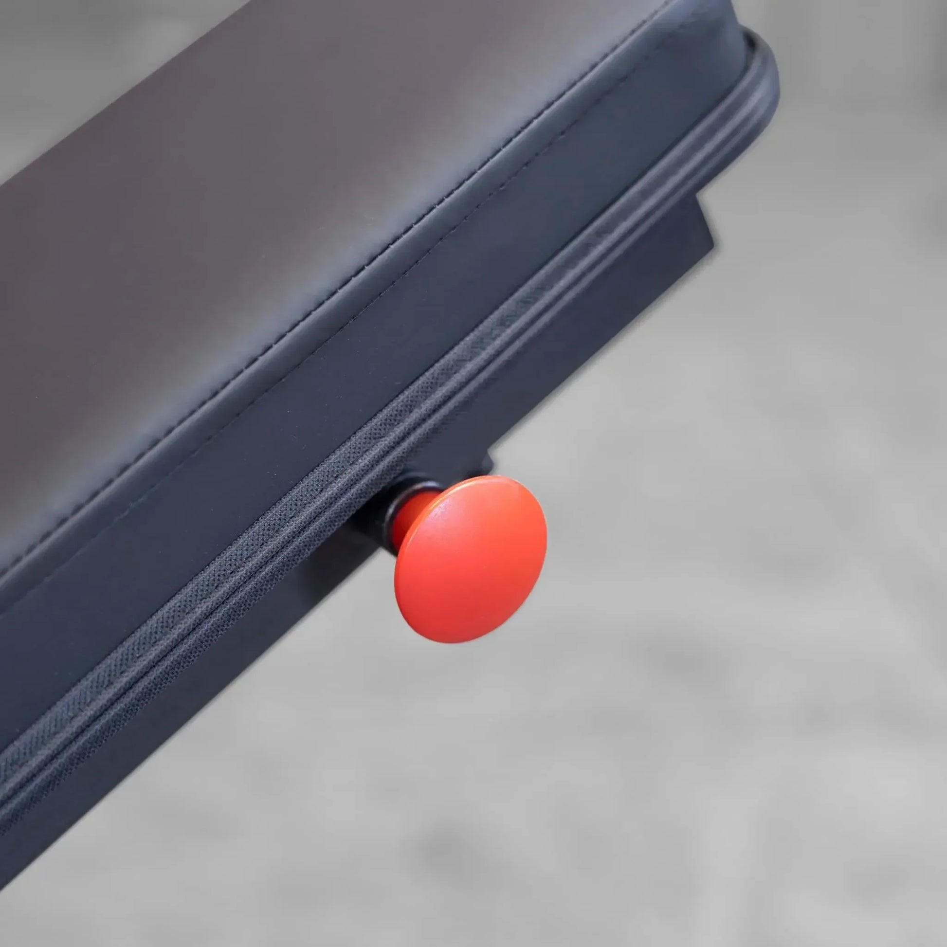 Hantelbank mit rotem Verstellknopf für optimales Krafttraining im Homegym