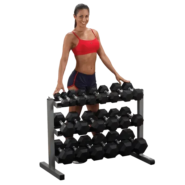 Frau mit Hantelbank und schwarzen Hexagon-Hanteln für Homegym-Training