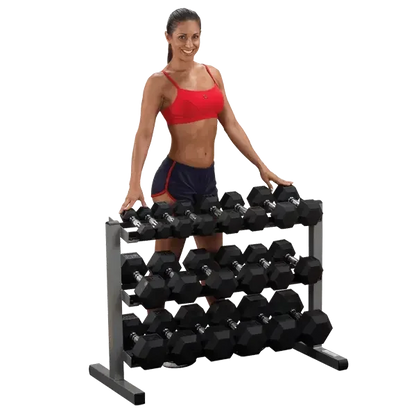 Frau mit Hantelbank und schwarzen Hexagon-Hanteln für Homegym-Training