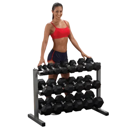 Frau mit Hantelbank und schwarzen Hexagon-Hanteln für Homegym-Training