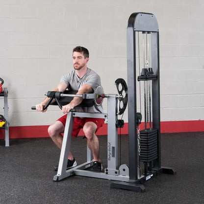 Mann trainiert an Kraftstation mit Kabelzug im Fitnessstudio, ideal für Homegym & Studio